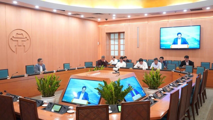 Đại biểu dự Phiên họp tại điểm cầu trụ sở UBND thành phố Hà Nội.