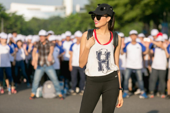 Lệ Hằng diện trang phục cực cá tính trong chương trình  chương trình "10000 bước chân - Thay đổi cuộc sống".