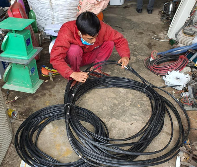 Vào vai là nhân viên viễn thông đối tượng lựa chọn những khu vực vắng người rồi ngang nhiên cắt trộm dây cáp.