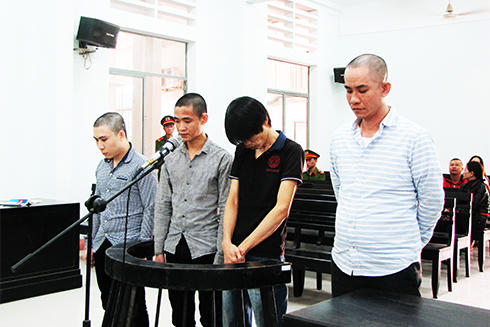 4 bị cáo tại phiên tòa. (Ảnh: báo Khánh Hòa)