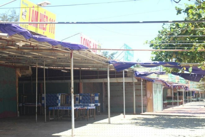 Hàng loạt ki ốt, nhà hàng đóng cửa để phòng chống dịch bệnh.