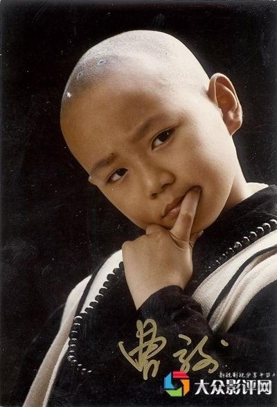 Với gương mặt thông minh, lanh lợi và năng khiếu diễn xuất của mình, cậu sớm nổi tiếng và được nhiều người biết đến.