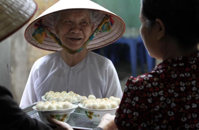 Nhiều người khác lại thích được nặn bánh, nên đi mua bột về làm.