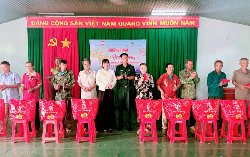 Đồn Biên phòng Cửa khẩu Chàng Riệc trao tặng 20 phần quà cho người dân có hoàn cảnh khó khăn