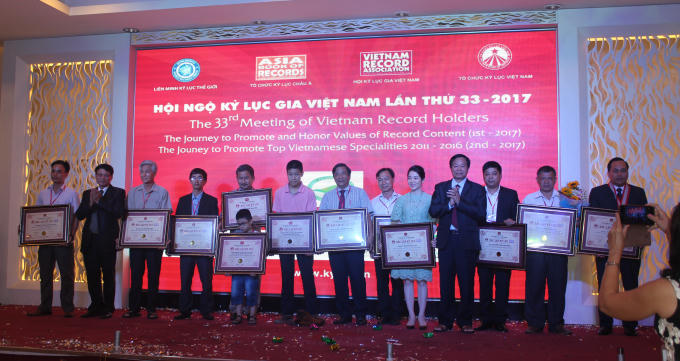 Các kỹ lục gia nhận chứng nhận kỷ lục.