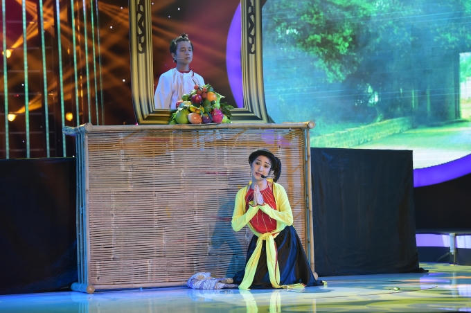 Tiết mục 4, Hòa Minzy hóa thân NSND Hồng Vân với Liên khúc Bà rằng bà rí - Lạy anh em đi lấy chồng.