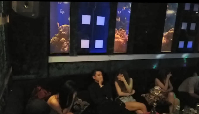 11 đối tượng (7 nữ và 4 nam) đang phê ma túy trong phòng.