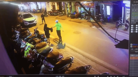 X&iacute;ch m&iacute;ch với t&igrave;nh cũ, nữ nh&agrave; văn trẻ đẹp bị 2 shipper giả đ&aacute;nh bầm mặt