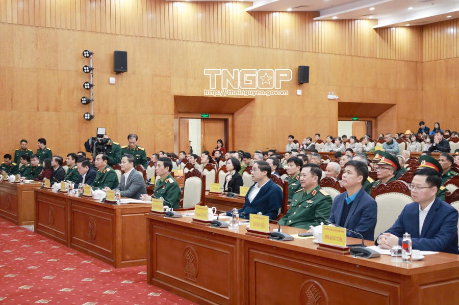 Đại tướng Phan Văn Giang, Ủy viên Bộ Chính trị, Phó Bí thư Quân ủy Trung ương, Bộ trưởng Bộ Quốc phòng và các đại biểu dự chương trình trao tặng quà.