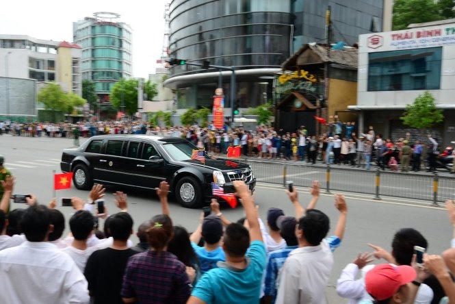 Hàng ngàn người dân TP HCM chào đón Tổng thống Obama