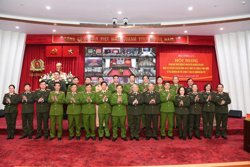 Các Đại biểu chụp ảnh lưu niệm tại hội nghị.