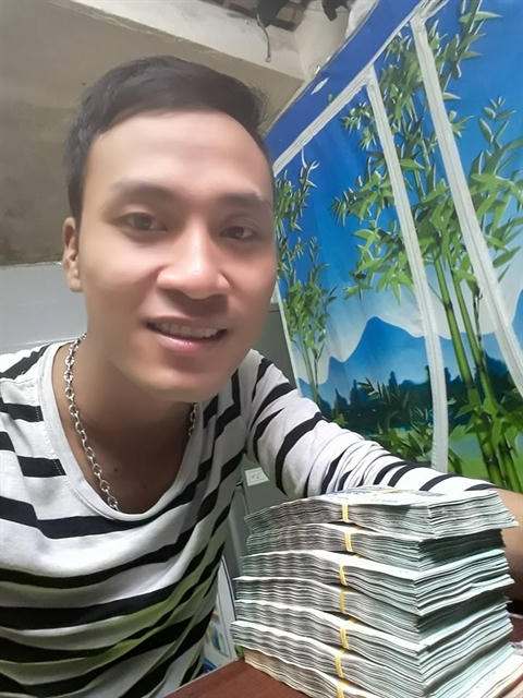 Chàng trai đã mang ngay xấp tiền 500 nghìn ra công an trình báo.