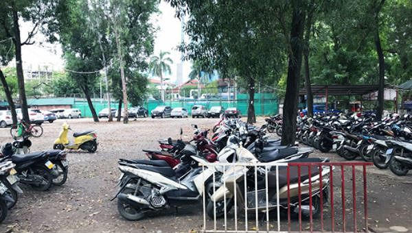 Bãi xe trên mặt đất tại công viên Thủ Lệ hiện nay