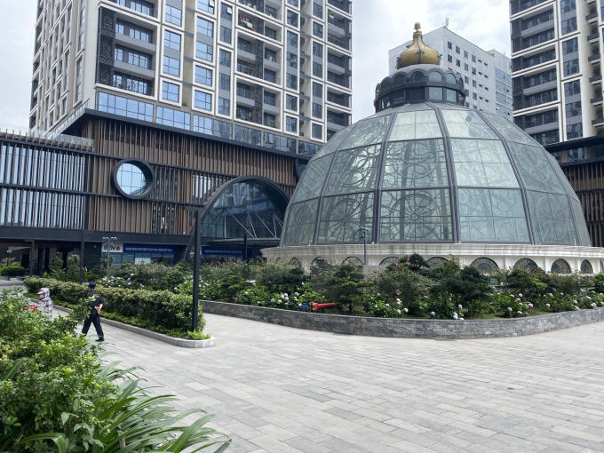 Giữa các lối đi đều được trang trí bằng các tiểu cảnh cây xanh tạo không gian mát mẻ, gần gũi với thiên nhiên.