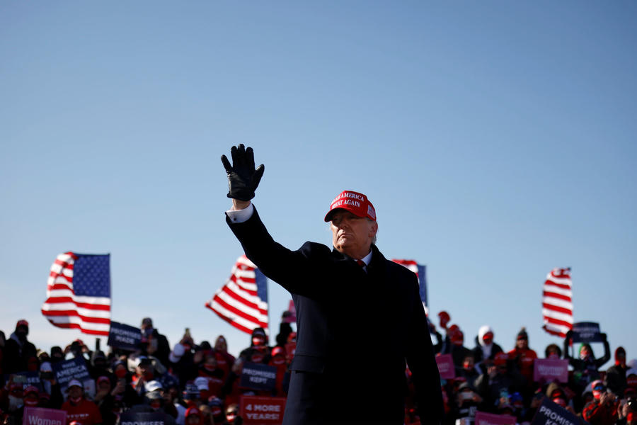 Tổng thống Donald Trump vẫy tay chào các cử tri ủng hộ tại sự kiện vận động tranh cử ở Dubuque, Iowa ngày 1/11. (Ảnh: Reuters)