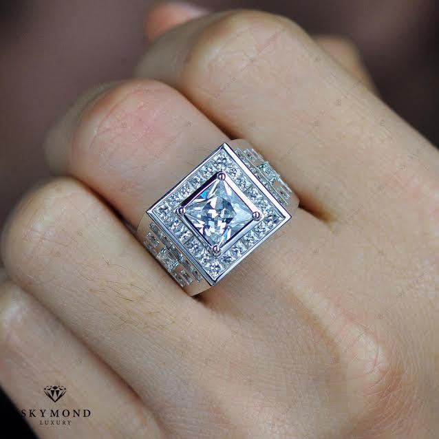 Nhẫn nam thuộc Thổ, hình khối vuông vắn, góc cạnh.