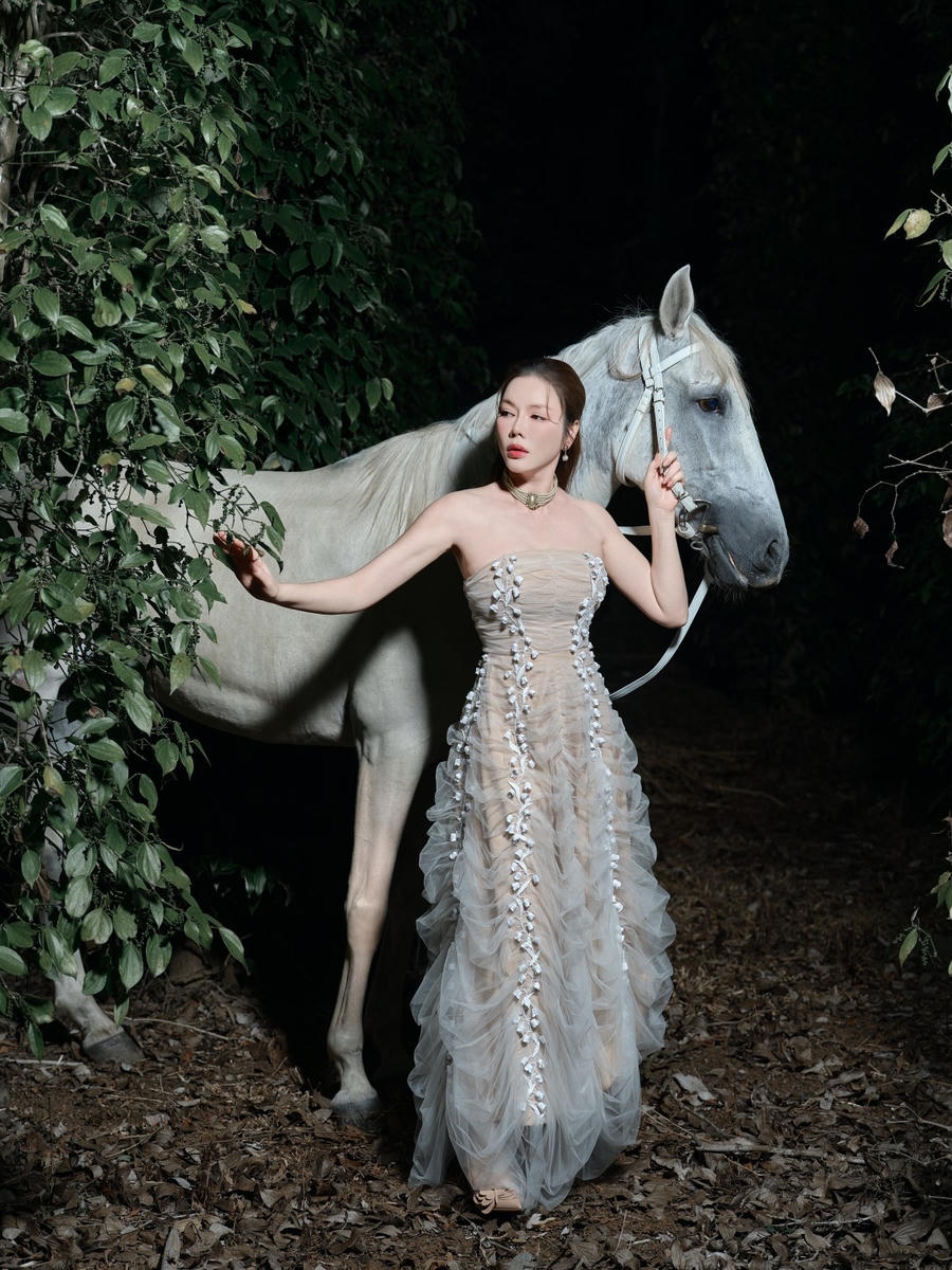 Lý Nhã Kỳ chụp ảnh Tết 2026. Ảnh: NVCC