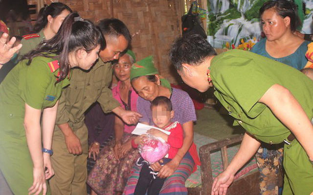 Một vụ giải cứu cháu bé bị bắt cóc bán sang Trung Quốc trước đó của Công an Nghệ An. (Ảnh: nguồn internet).