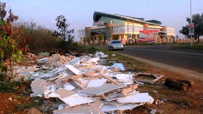 Rất nhiều bãi rác như thế này đang bủa vây xung quanh trung tâm văn hóa thành phố.