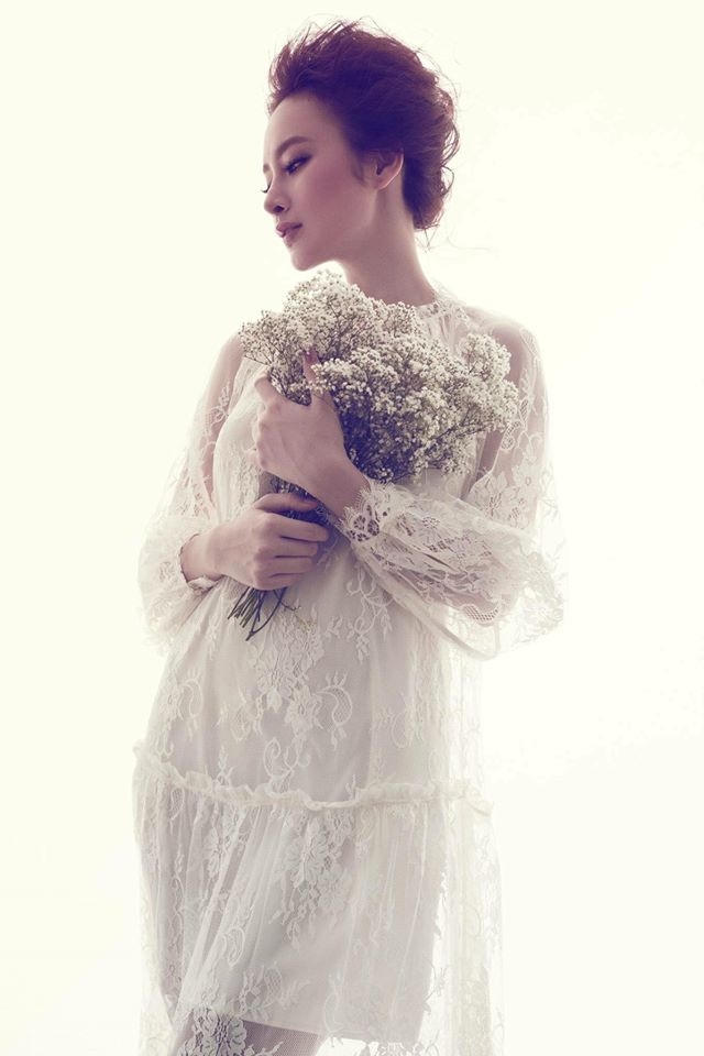 Người đẹp cũng trang điểm theo tông màu nâu nhạt trông vô cùng cuốn hút.