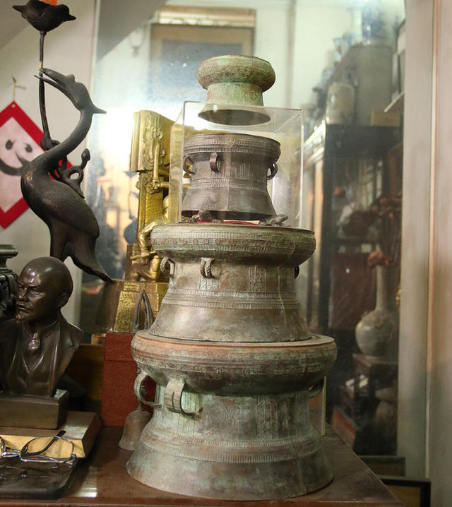 Bộ sưu tập trống đồng đủ kích cỡ hiện đang được trưng bày trên tầng hai của ngôi nhà.