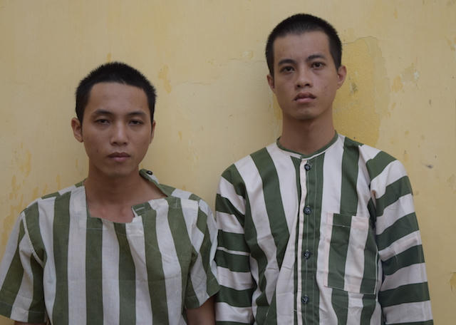 Luân (trái) và Chỉnh tại cơ quan điều tra.