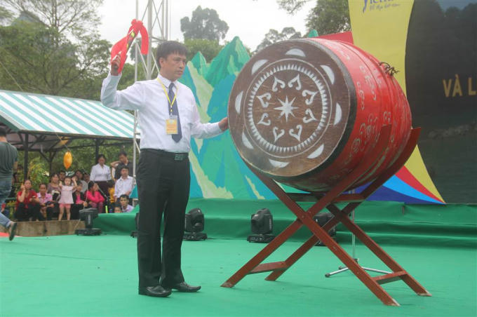 Ông Nguyễn Thành Hải, Phó Bí thư Huyện ủy, Chủ tịch UBND huyện Trùng Khánh, Cao Bằng đánh trống khai hội.