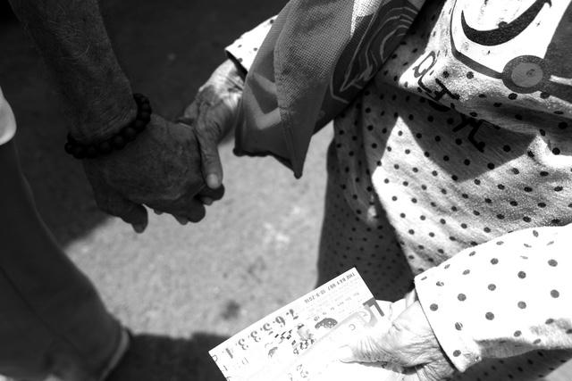 Đã hơn 20 năm, ông bà vẫn "nắm chặt tay nhau" trên mọi nẻo đường gian khó.