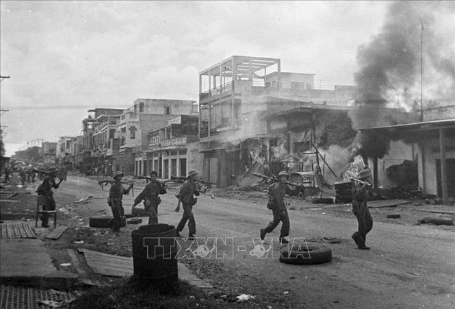 Ngày 9/4/1975, quân ta tiến công vào thị trấn Xuân Lộc, căn cứ phòng thủ trọng yếu của địch bảo vệ Sài Gòn từ phía Đông Bắc. Ngày 21/4, quân địch ở Xuân Lộc tháo chạy, cửa ngõ vào Sài Gòn từ hướng Đông Bắc đã được mở. Ngay từ khi mất Xuân Lộc, Tổng thống Nguyễn Văn Thiệu từ chức. Ảnh: TTXVN