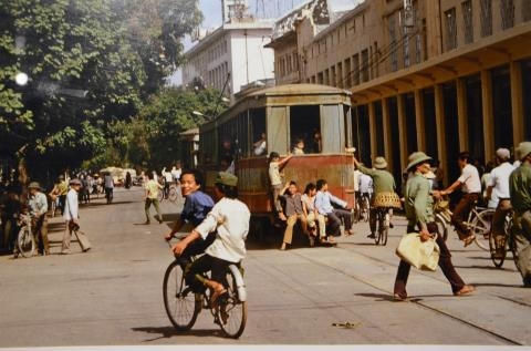 T&agrave;u điện cổ tr&ecirc;n Phố Đinh Ti&ecirc;n Ho&agrave;ng năm 1983.