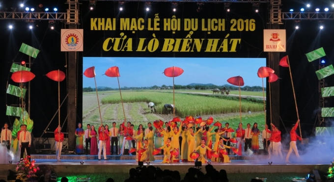 Cửa L&ograve; - Nghệ An: D&ograve;ng người chen ch&uacute;c tham dự khai mạc
