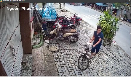 và nhanh tay "nhảy trộm" xe đạp.