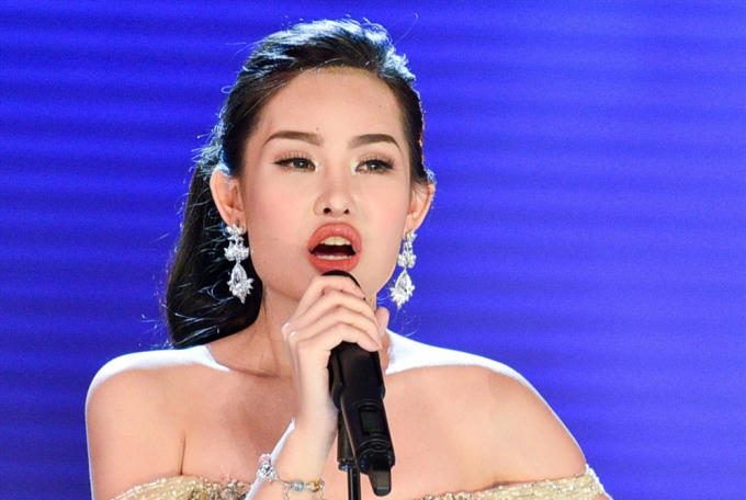 Hoa Hậu Đại Dương Lê Âu Ngân Anh gây tranh cãi vì kém sắc, từng phẫu thuật thẩm mỹ và ứng xử không thuyết phục.