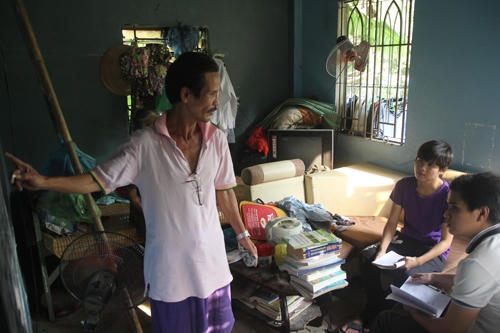 Ông Văn Bá Thọ và hai người con trai cùng ôn thi THPT quốc gia tại nhà. Ảnh: K.T