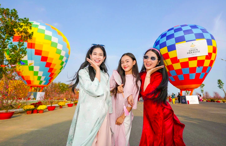 Lễ hội xuân Cần Giờ thu hút hơn 10.000 người dân và du khách đến tham quan, trải nghiệm trong ngày khai mạc - Ảnh: TTO