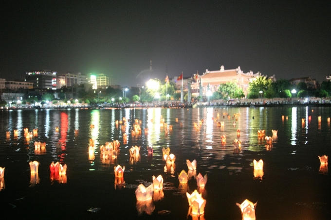 Hàng ngàn chiếc hoa đăng được hàng ngàn phật tử, nhân dân thả trong dịp Đại lễ Phật đản Phật lịch 2560 - Dương lịch 2016.
