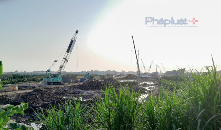 Công nhân, máy móc làm việc tăng tốc để kịp tiến độ đề ra là hoàn thành vào năm 2027.