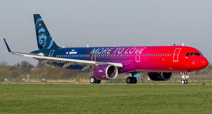 Thân máy bay sặc sỡ với hình khuôn mặt người Eskimo Alaska trên đuôi là một thiết kế vô cùng độc đáo mang hơi thở của vùng đất Alaska – nơi khởi nguồn của hãng Alaska Airlines.