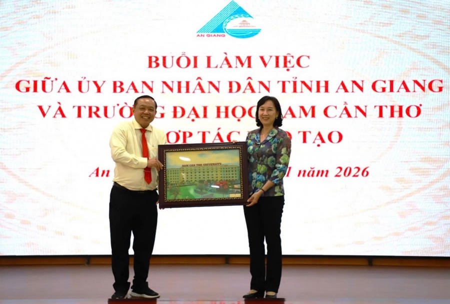 TS-LS. Nguyễn Tiến Dũng - Chủ tịch Hội đồng trường tặng quà cho Phó Chủ tịch UBND tỉnh An Giang Nguyễn Thị Minh Thúy