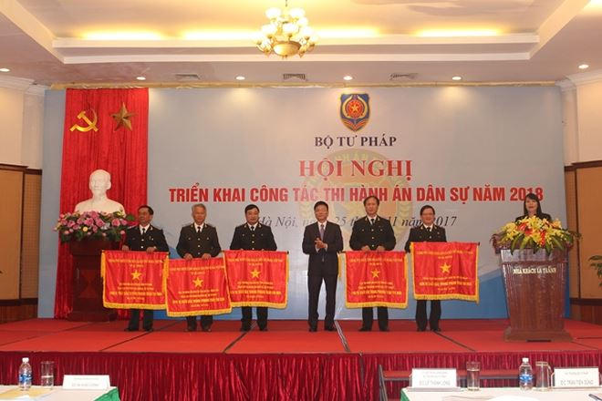 5 tập thể được nhận Cờ thi đua của Chính phủ.