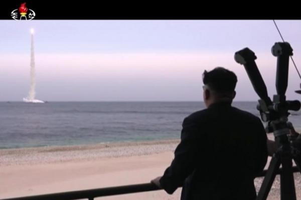 Nhà lãnh đạo Triều Tiên Kim Jong-un trực tiếp thị sát một vụ phóng thử tên lửa (Ảnh: UPI).