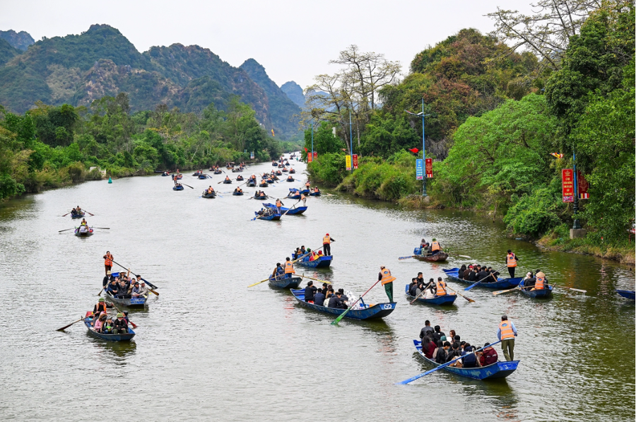 Hà Nội đề xuất thí điểm xuồng điện chở khách tại chùa Hương. Ảnh: Giang Huy