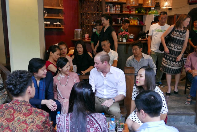 Nhạc sĩ Thanh Bùi và ca sĩ Hồng Nhung ngồi bên Hoàng tử William. (Ảnh: An Bình)