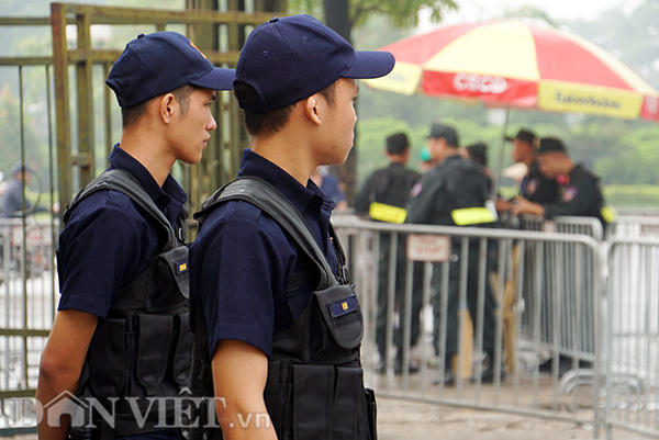 Lực lượng an ninh gồm cảnh sát cơ động, cảnh sát 113 và vệ sĩ do VFF thuê đứng rải rác khắp nơi để đảm bảo an ninh.