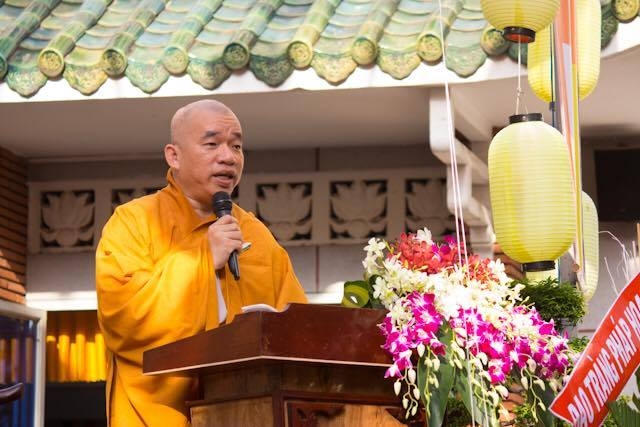 Thượng tọa Thích Nhật Thiện tuyên đọc diễn văn Phật đản