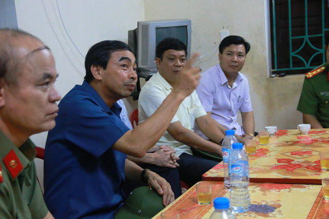 Cuộc họp "nóng" diễn ra hơn 30 phút. Trong khi họp mực nước lũ liên tục được báo về máy điện thoại của Chủ tịch UBND tỉnh Ninh Bình. Người đứng đầu tỉnh Ninh Bình chỉ đạo trực tiếp các ngành chức năng chống lũ, đồng thời chọn ý kiến tham mưu phù hợp để có quyết sách đúng đắn trước khi có quyết định xả lũ.