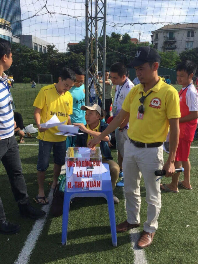 Ban tổ chức đang quyên góp từ thiện.