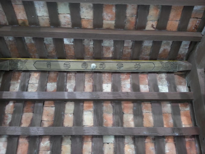 Năm xây dựng được ghi trên mái ở chính gian giữa của cây cầu.