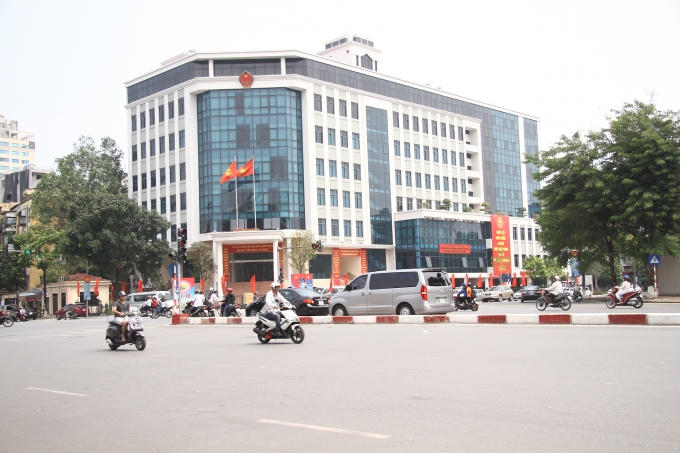 Băng - rôn lớn được trang hoàng trước cơ quan hành chính quận Ba Đình.