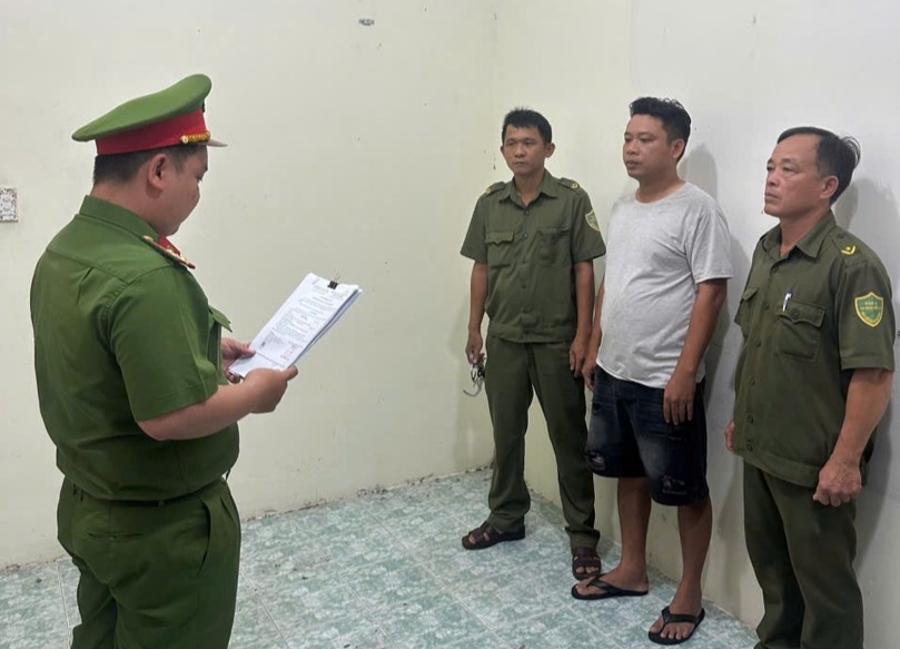 Cơ quan Công an tống đạt và thi hành lệnh đối với Lê Hữu Phụng.